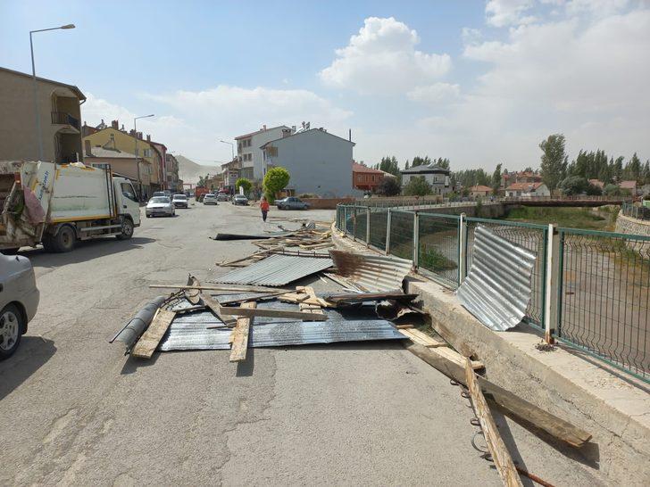 Sivas'ta şiddetli rüzgar bir binanın çatısını uçurdu G3