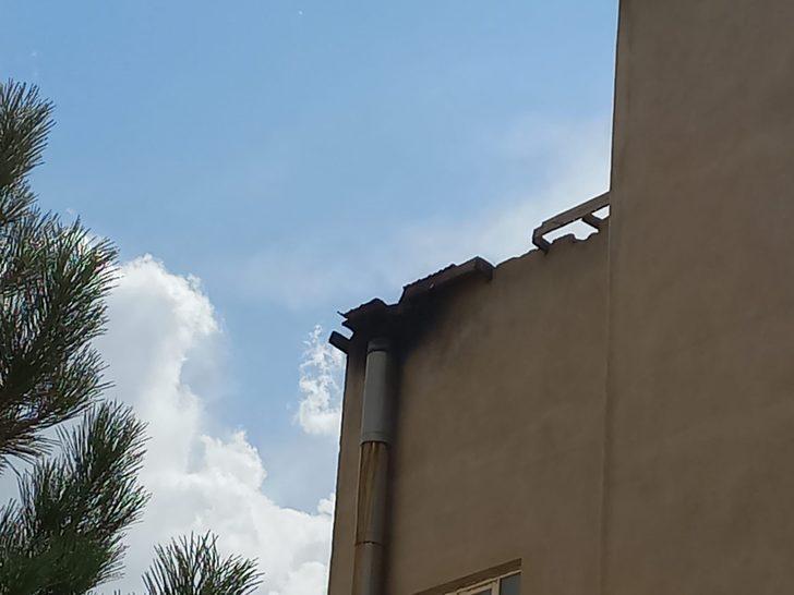 Sivas'ta şiddetli rüzgar bir binanın çatısını uçurdu G4