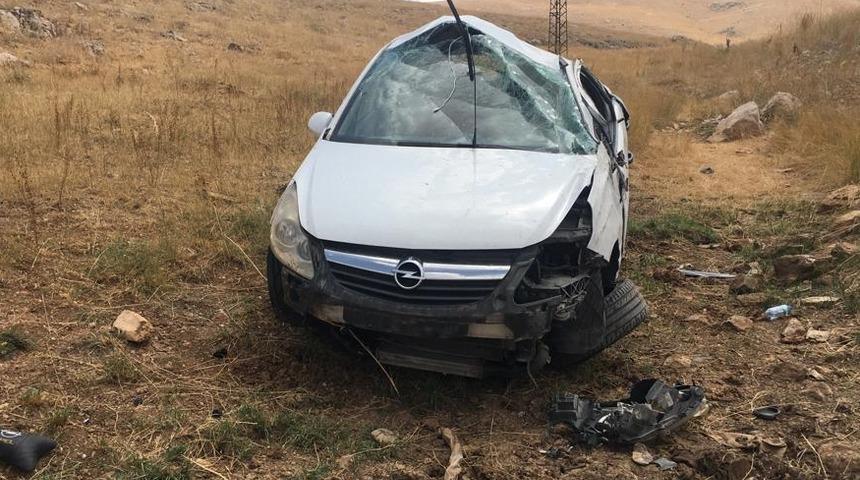 Sivas'ta devrilen otomobildeki 4 kişi yaralandı