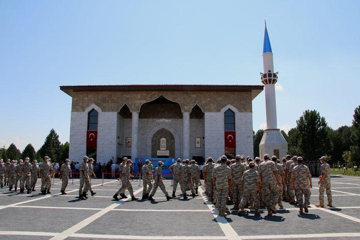 Kütahya Hava Er Eğitim Tugayı'nda yapılan camide ilk cuma namazı kılındı G1