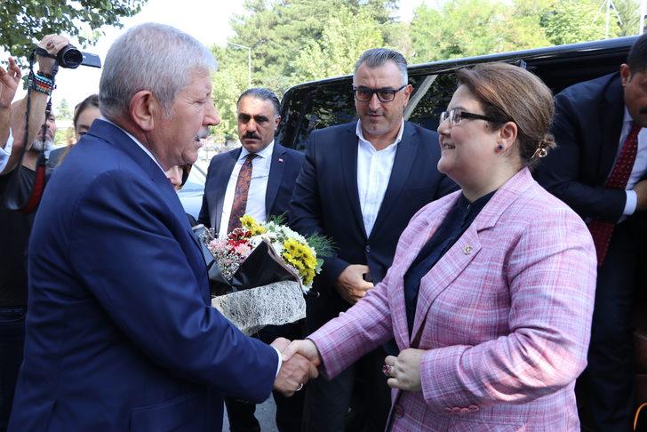Aile ve Sosyal Hizmetler Bakanı Yanık, Amasya'da nikah şahidi oldu G1