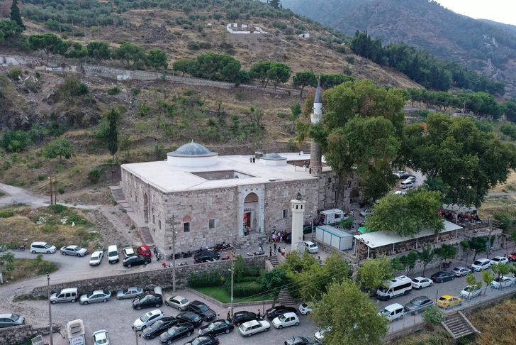 Manisa'da 656 yıllık Ulu Cami'de restorasyonun ardından ilk cuma namazı kılındı G2