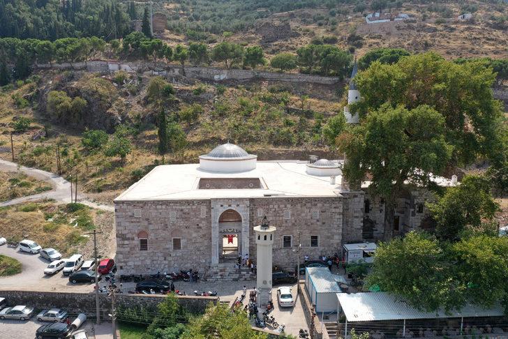 Manisa'da 656 yıllık Ulu Cami'de restorasyonun ardından ilk cuma namazı kılındı G4