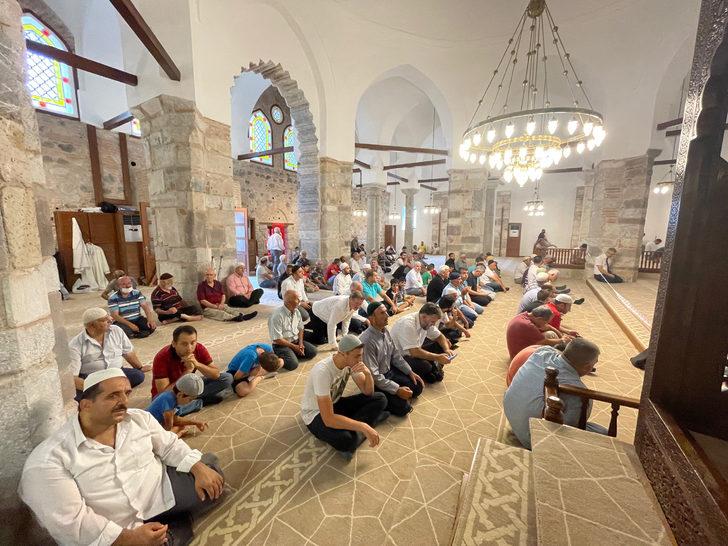 Manisa'da 656 yıllık Ulu Cami'de restorasyonun ardından ilk cuma namazı kılındı G5
