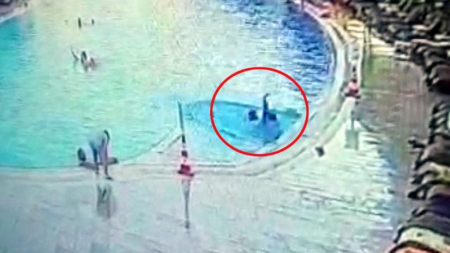 Havuzda boğulma tehlikesi geçiren Ömer'in kurtarılma anı kamerada