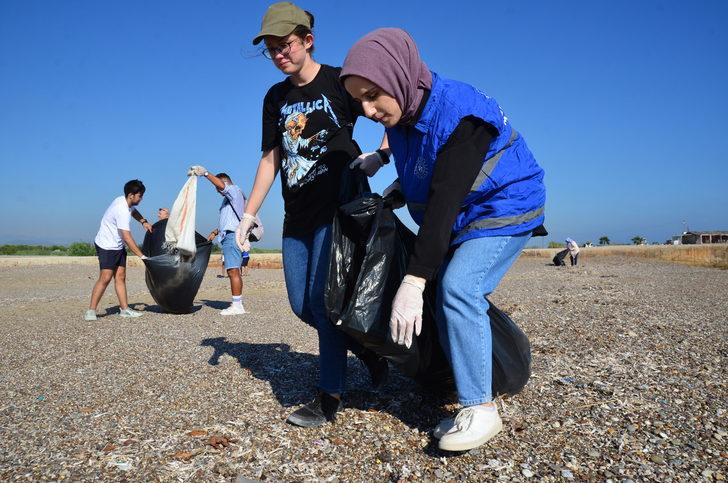Manavgat'ta çevre temizliği etkinliğinde sahilden 27 torba çöp toplandı G4