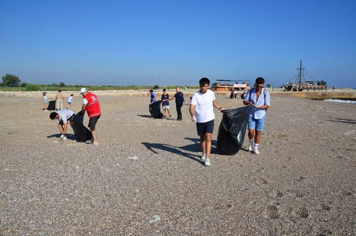 Manavgat'ta çevre temizliği etkinliğinde sahilden 27 torba çöp toplandı G5