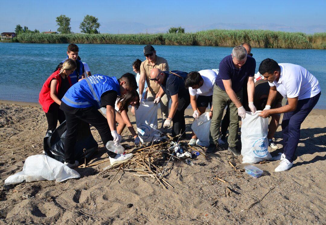 Manavgat'ta çevre temizliği etkinliğinde sahilden 27 torba çöp toplandı