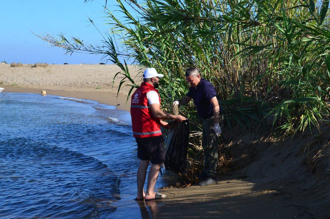 Manavgat'ta çevre temizliği etkinliğinde sahilden 27 torba çöp toplandı