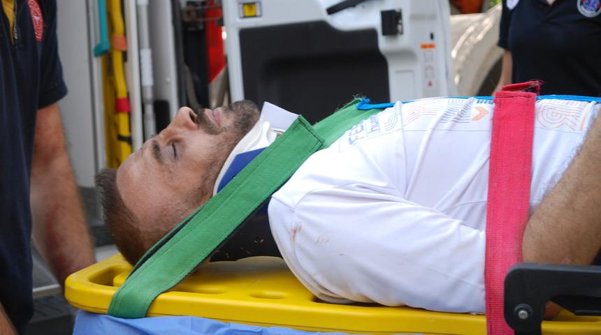 Kartal'da İSKİ'nin çalışması sırasında kazılan çukura düşen motosikletli kurye yaralandı