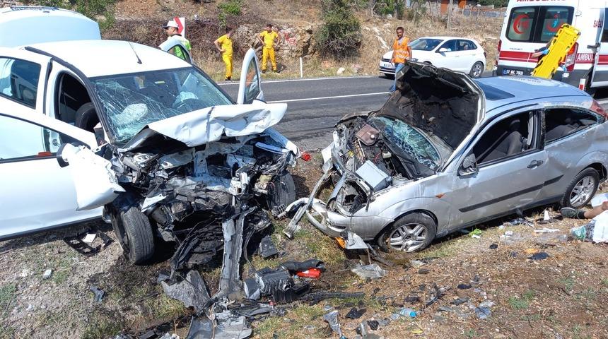 Çanakkale’de çarpışan iki otomobildeki 5 kişi yaralandı
