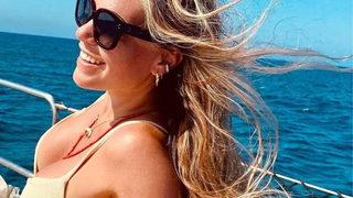 Aslı Enver'den tekne pozu! Güzelliği hayran bıraktı