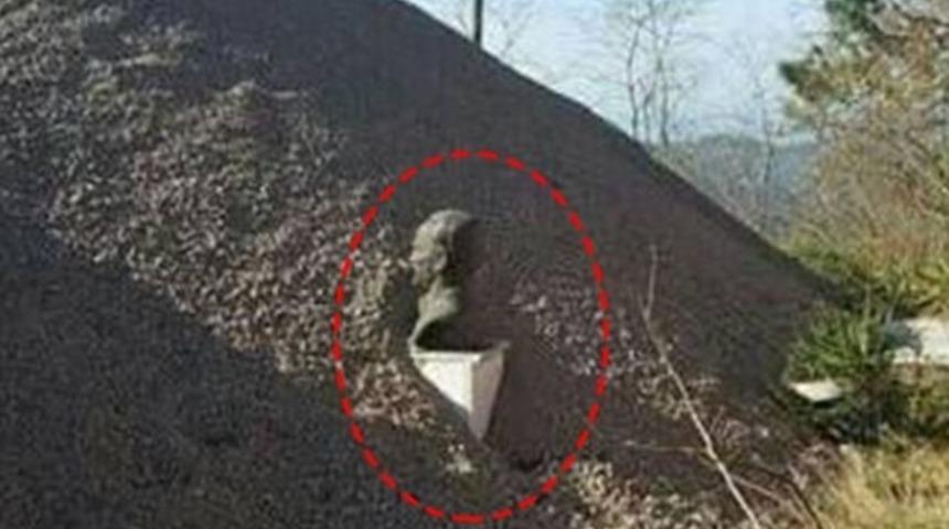 Okul bah&ccedil;esindeki Atat&uuml;rk b&uuml;st&uuml;n&uuml;n &uuml;zerine hafriyat d&ouml;k&uuml;ld&uuml;