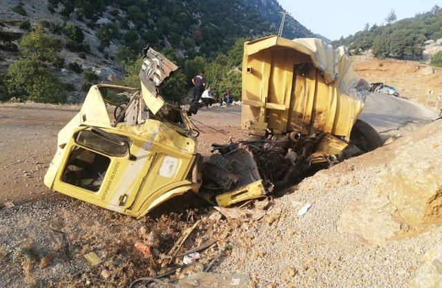 Adana'da kayaya çarpan kamyonun şoförü yaralandı