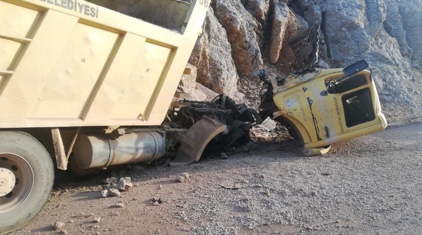 Adana'da kayaya çarpan kamyonun şoförü yaralandı