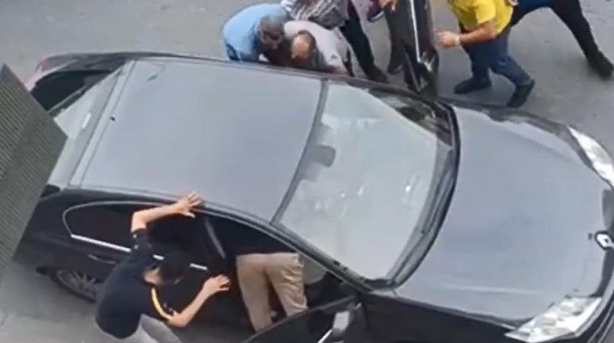 Sultangazi'de aracını park etmek isteyen polisi galericiler darbetti! 'Burası bizim yerimiz...'