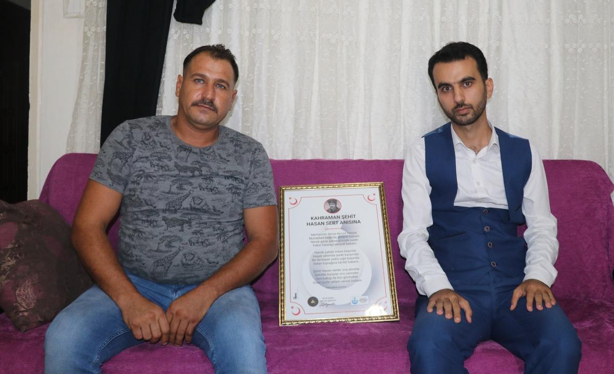 M&uuml;zisyen Yazıcıoğlu, şehit Hasan Sert i&ccedil;in yazdığı ağıtı oğluna hediye etti