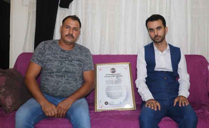 Müzisyen Yazıcıoğlu, şehit Hasan Sert için yazdığı ağıtı oğluna hediye etti G1