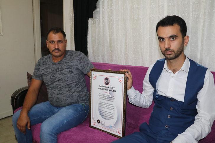 Müzisyen Yazıcıoğlu, şehit Hasan Sert için yazdığı ağıtı oğluna hediye etti G2