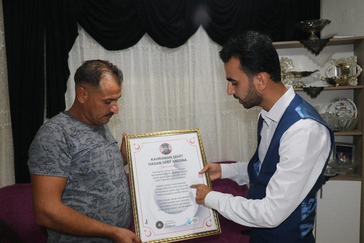 Müzisyen Yazıcıoğlu, şehit Hasan Sert için yazdığı ağıtı oğluna hediye etti G3