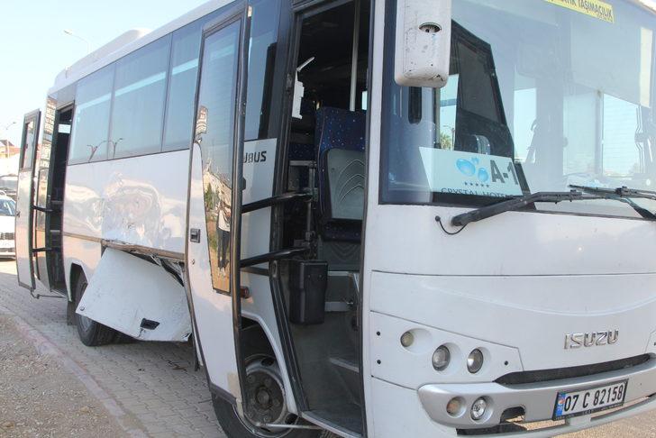 Antalya'da ambulans ile midibüsün çarpıştığı kazada 2 kişi yaralandı G2