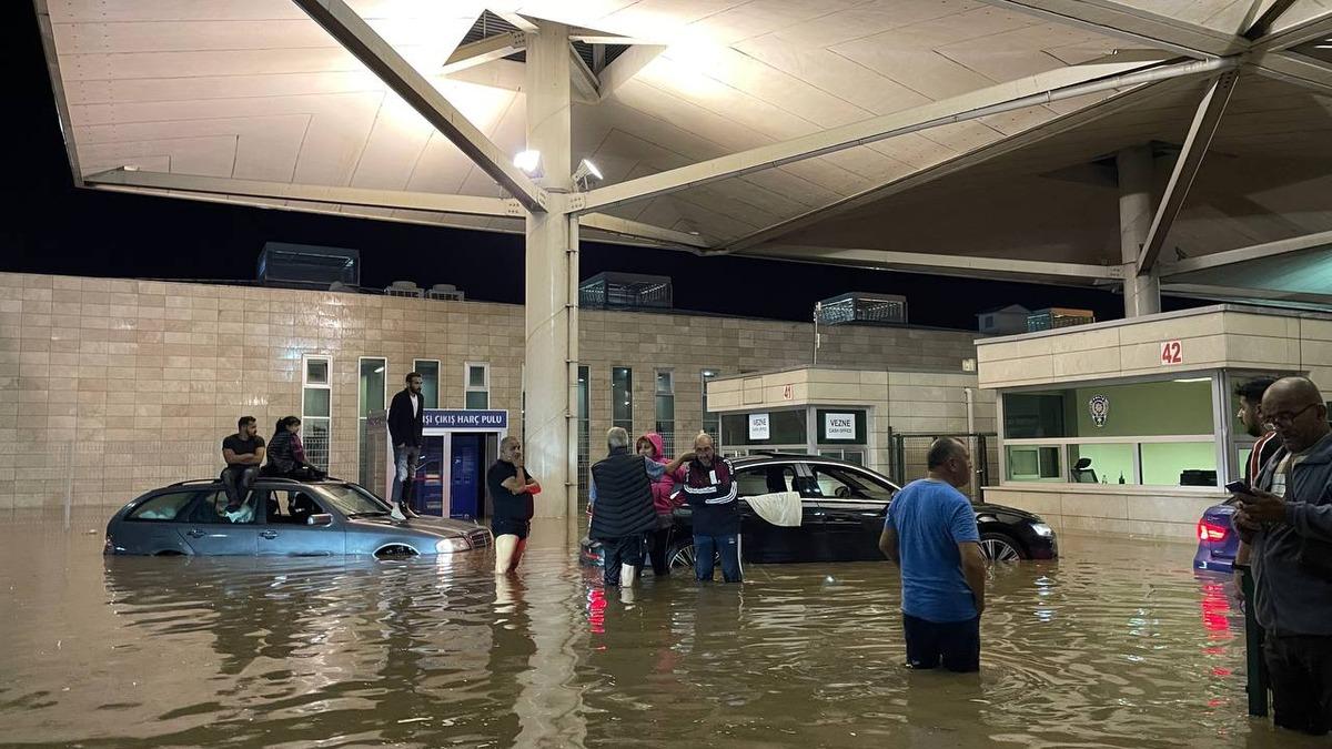 G&Uuml;NCELLEME - Kapıkule G&uuml;mr&uuml;k Sahası'nı su bastı