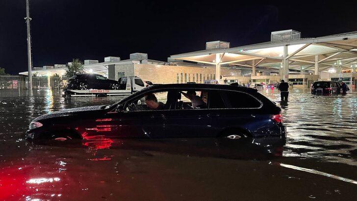 GÜNCELLEME - Kapıkule Gümrük Sahası'nı su bastı G4