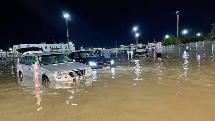 GÜNCELLEME 2 - Kapıkule Gümrük Sahası'nı su bastı G3