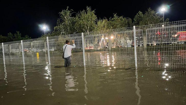 GÜNCELLEME 2 - Kapıkule Gümrük Sahası'nı su bastı G4