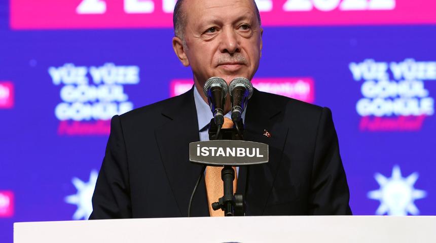 AK Parti İstanbul Danışma Meclisi toplantısında Cumhurbaşkanı Erdoğan'a dikkat çeken hediye: Sürmanşette...