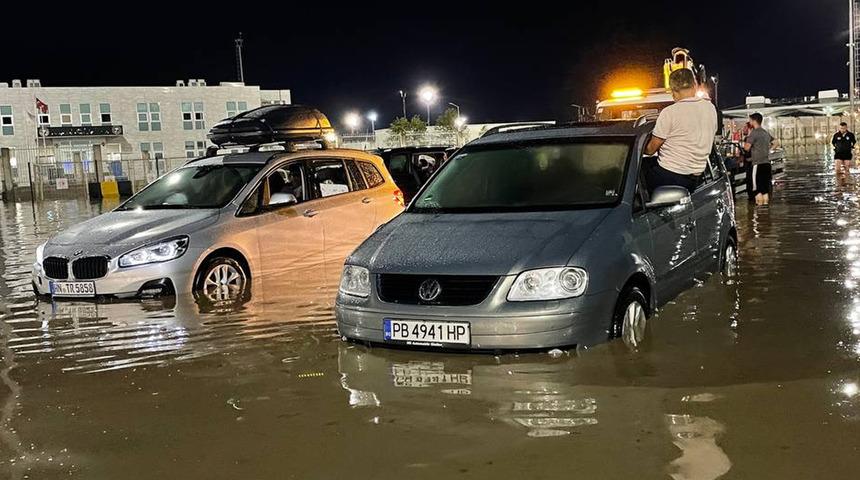 Kapıkule Sınır Kapısı'nı su bastı... Yurt dışına çıkışlar durduruldu!