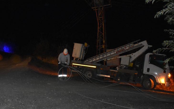 Hakkari'de direğe çarparak devrilen minibüsteki 8 kişi yaralandı G4