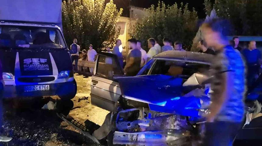 Manisa'da feci kaza! 3 araç birbirine girdi