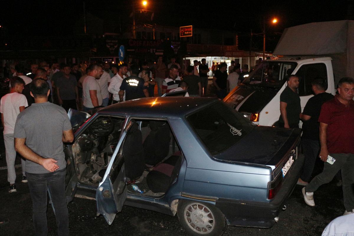 Manisa'da 3 aracın karıştığı kazada 4 kişi yaralandı