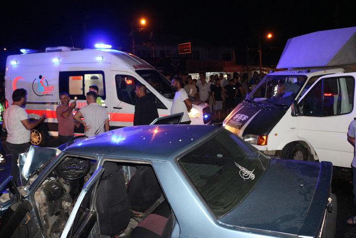 Manisa'da 3 aracın karıştığı kazada 4 kişi yaralandı G2