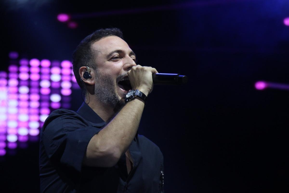 Şarkıcı Oğuzhan Ko&ccedil;, Uşak'ta konser verdi