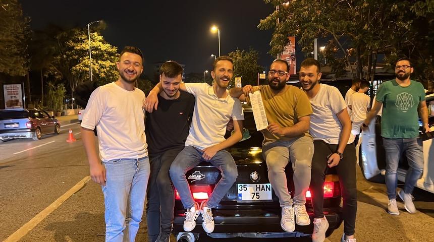 Ceza yediler, gülerek poz verdiler