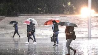 İstanbul'da plan yapanlar dikkat! Peş peşe uyarılar: Gök gürültülü sağanak geliyor