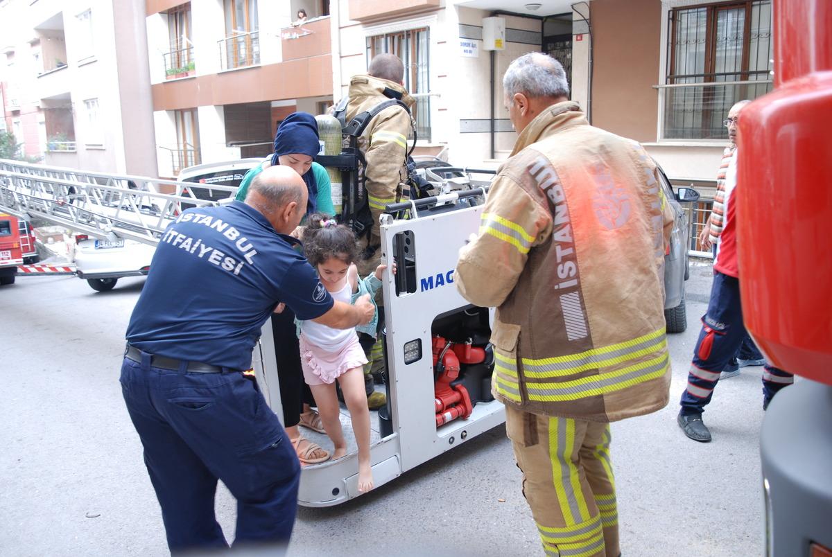 Maltepe'de apartmanın giriş katında &ccedil;ıkan yangın s&ouml;nd&uuml;r&uuml;ld&uuml;