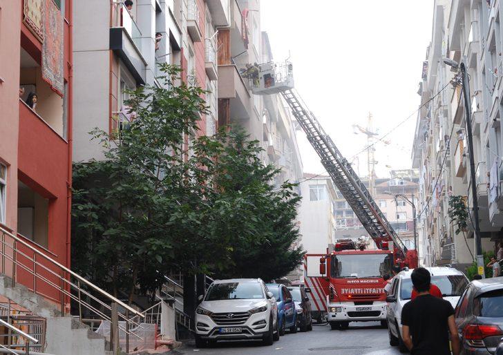 Maltepe'de apartmanın giriş katında çıkan yangın söndürüldü G3