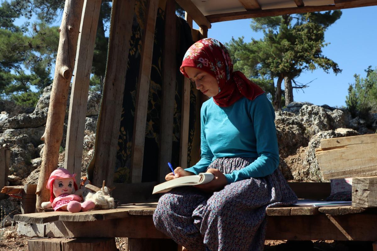 Akademisyen adayı Y&ouml;r&uuml;k kızı Elif k&uuml;lt&uuml;r&uuml;n&uuml; tanıtmak istiyor