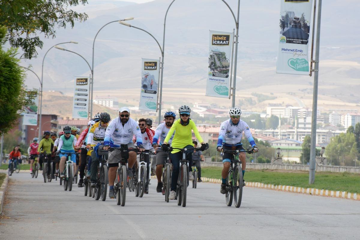 İranlı doğaseverler bisiklet turu ile Van G&ouml;l&uuml;'n&uuml;n g&uuml;zelliklerine dikkati &ccedil;ekiyor