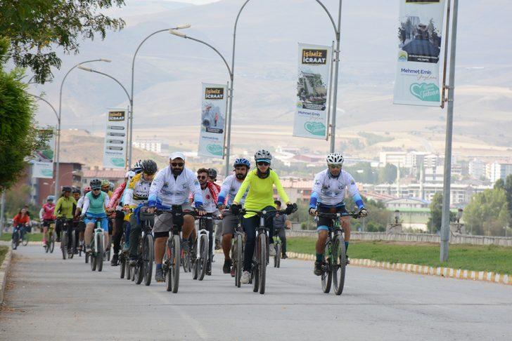 İranlı doğaseverler bisiklet turu ile Van Gölü'nün güzelliklerine dikkati çekiyor G1