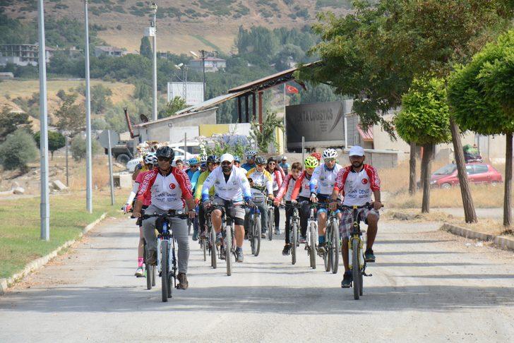 İranlı doğaseverler bisiklet turu ile Van Gölü'nün güzelliklerine dikkati çekiyor G2