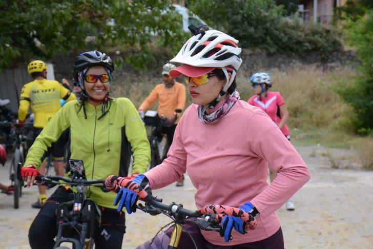 İranlı doğaseverler bisiklet turu ile Van Gölü'nün güzelliklerine dikkati çekiyor G3