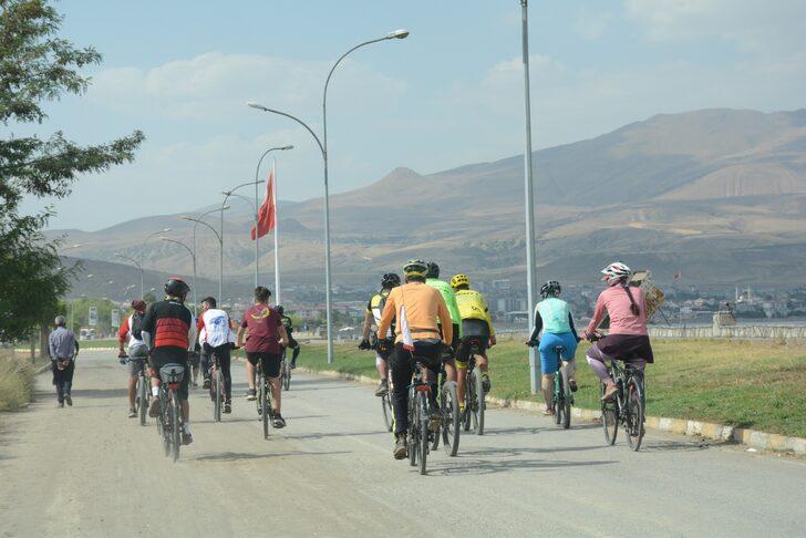 İranlı doğaseverler bisiklet turu ile Van Gölü'nün güzelliklerine dikkati çekiyor G4