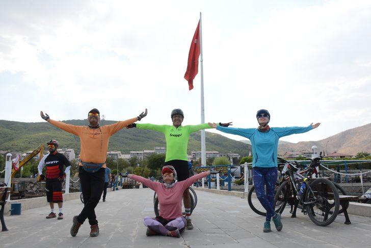 İranlı doğaseverler bisiklet turu ile Van Gölü'nün güzelliklerine dikkati çekiyor G5