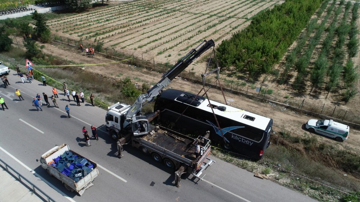 &Ccedil;anakkale'de devrilen tur otob&uuml;s&uuml;ndeki 1 kişi &ouml;ld&uuml;, 54 kişi yaralandı