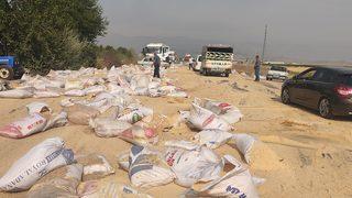 Gaziantep'te seyir halindeki tırdan düşen yem çuvalları trafiği aksattı