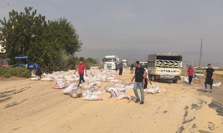 Gaziantep'te seyir halindeki tırdan düşen yem çuvalları trafiği aksattı G3